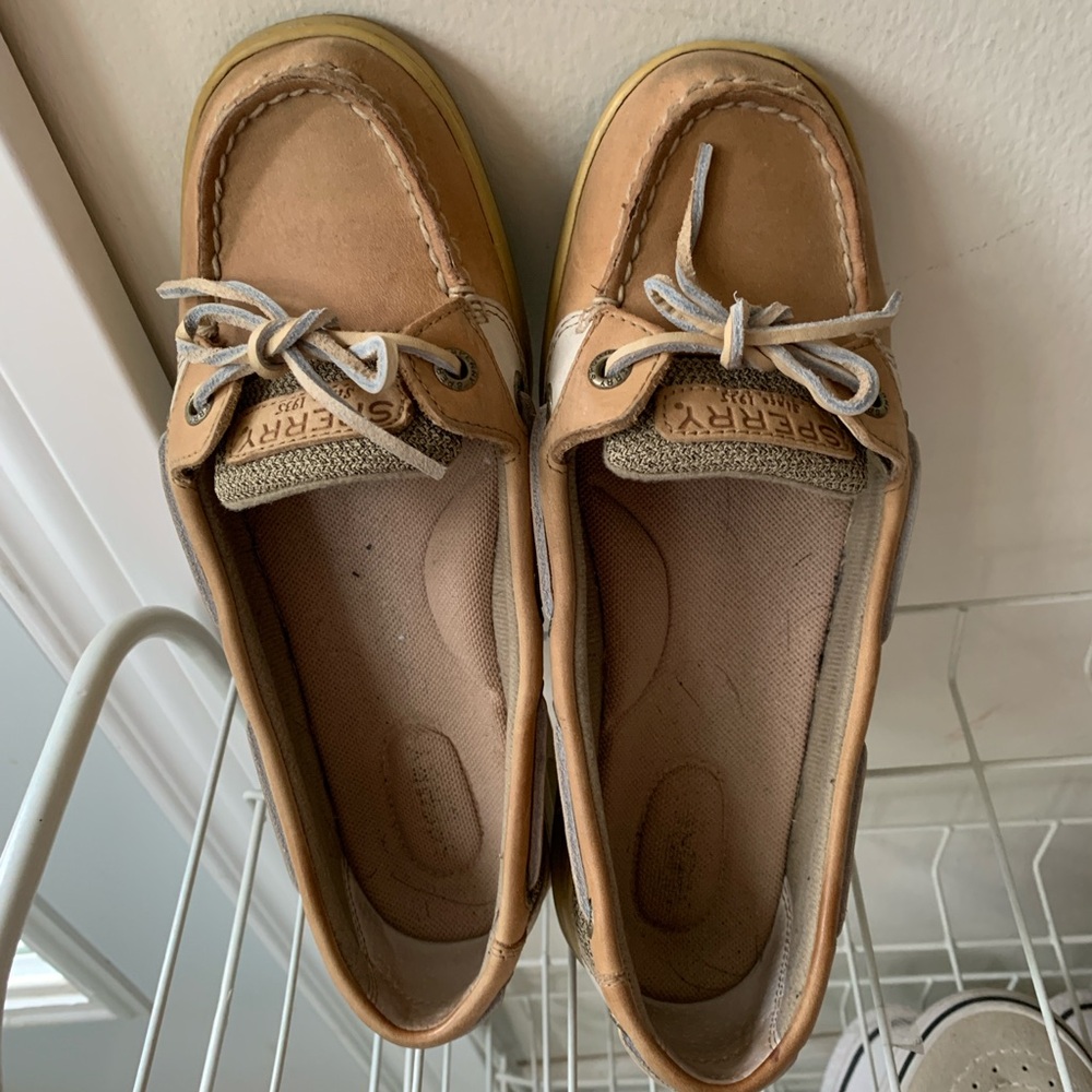 Sperry’s Women 7 angelfish boatshoe